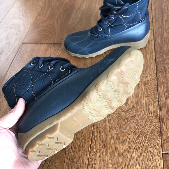 Girls Sperrys, size 1. In great shape and ready for the fall/winter weather! - Picture 2 of 4